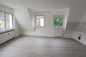 Renovierte 2,5-Zimmer-Wohnung mit Dachterrasse und ausgebauter Abstellfläche in der Dachspitze
