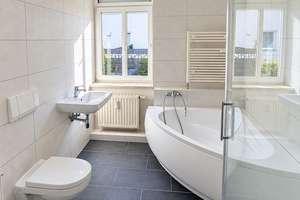 Helle 2-Zimmer-Altbauwohnung mit modernem Bad - Wanne & Dusche