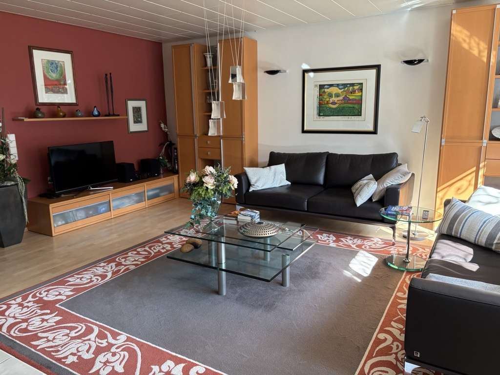 Immobilie in Süßen - Sehr interessantes Zweifamilienhaus mit Doppelgarage in bevorzugter Lage! Top Zustand! - Bild 2