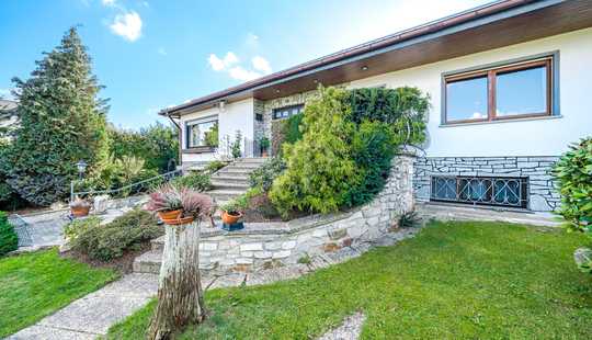 Bild von Bungalow-Stil in Feldrandlage: zwei Garagen, Stellplätze, Garten & sonniges Grundstück in Usingen-OT