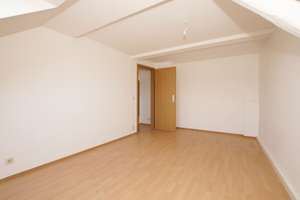 +++ Helle 3-Raum-Wohnung im Dachgeschoss mit Stellplatz! +++ – Limbacher Straße 14, 9113 Schloßchemnitz, Chemnitz – Vorschaubild 4