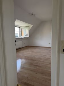 RESERVIERT!Helle Dachgeschosswohnung in ruhiger Lage von Neuss-Holzheim I IDEAL FÜR PENDLER NACH DUS