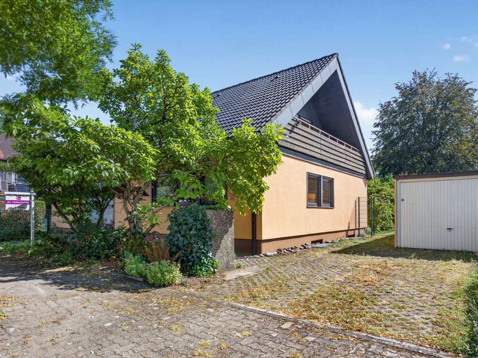 Seitenansicht mit Garage