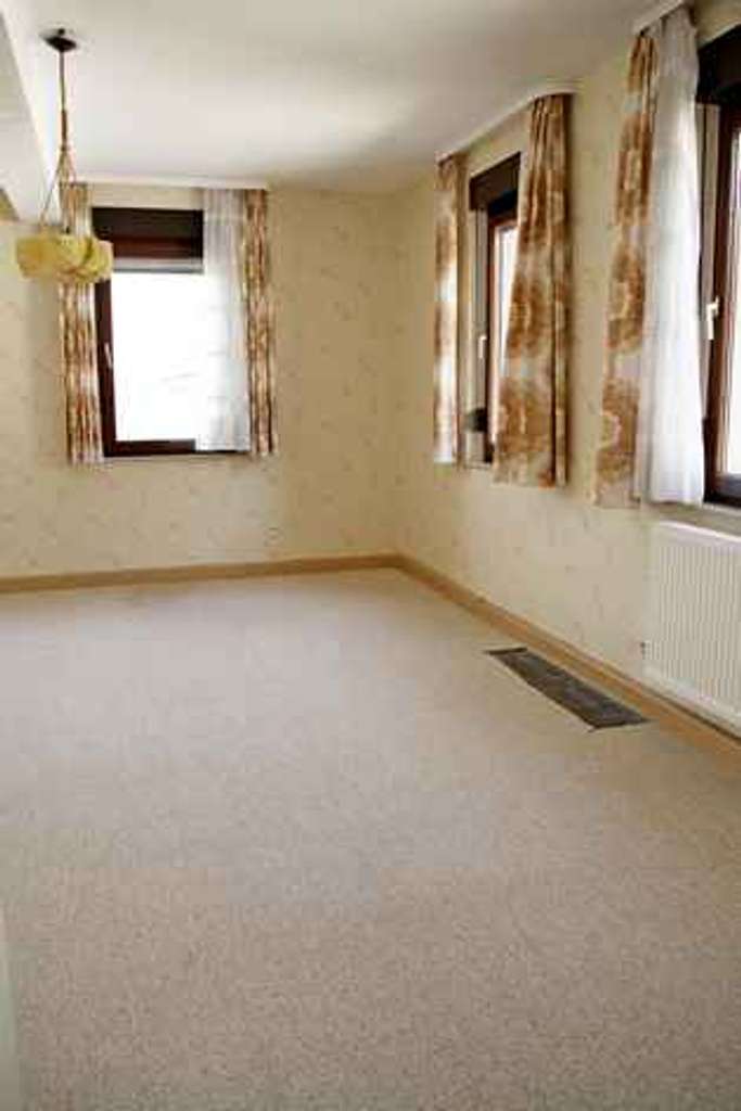 Immobilie in Freisbach - Freistehendes Einfamilienhaus mit Scheune, Hof und Südgarten in Freisbach  - Bild 2