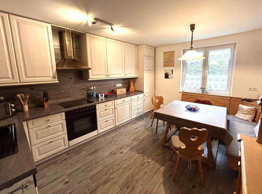 Immobilie in Moosbach - PROVISIONSREI! Modernisiertes Zweifamilienhaus in ruhiger Lage mit großem Garten & Doppelgarage - Bild 4