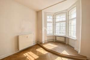ALTBAULIEBHABER AUFGEPASST! HELLE UND KLASSISCH SCHÖNE ALTBAUWOHNUNG MIT POTENZIAL! PROVISIONSFREI!