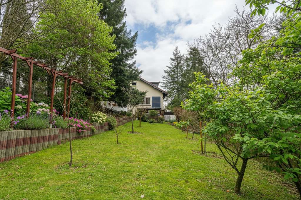 Immobilie in Schmitten - Großes Familiendomizil mit Einliegerwohnung in zentraler Lage mit Fernblick, Garten, Garage und Hof - Bild 1
