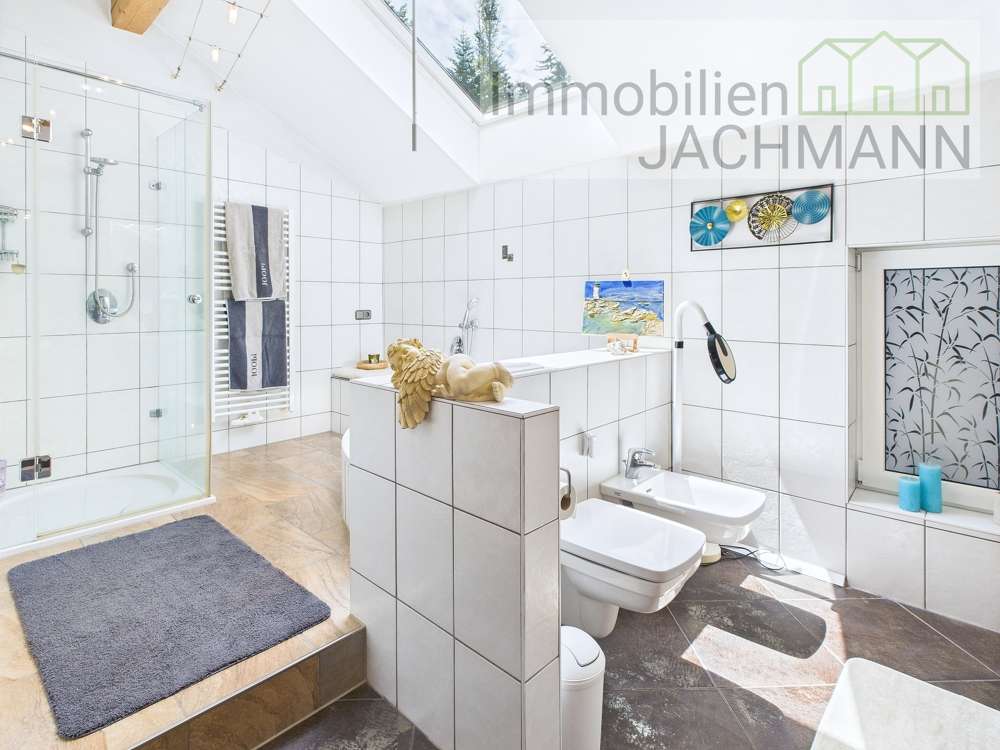 Immobilie in Schaufling - Wo Träume Wurzeln schlagen –  Anwesen in Alleinlage mit Wald und Streuobstwiese in Top-Zustand - Bild 2