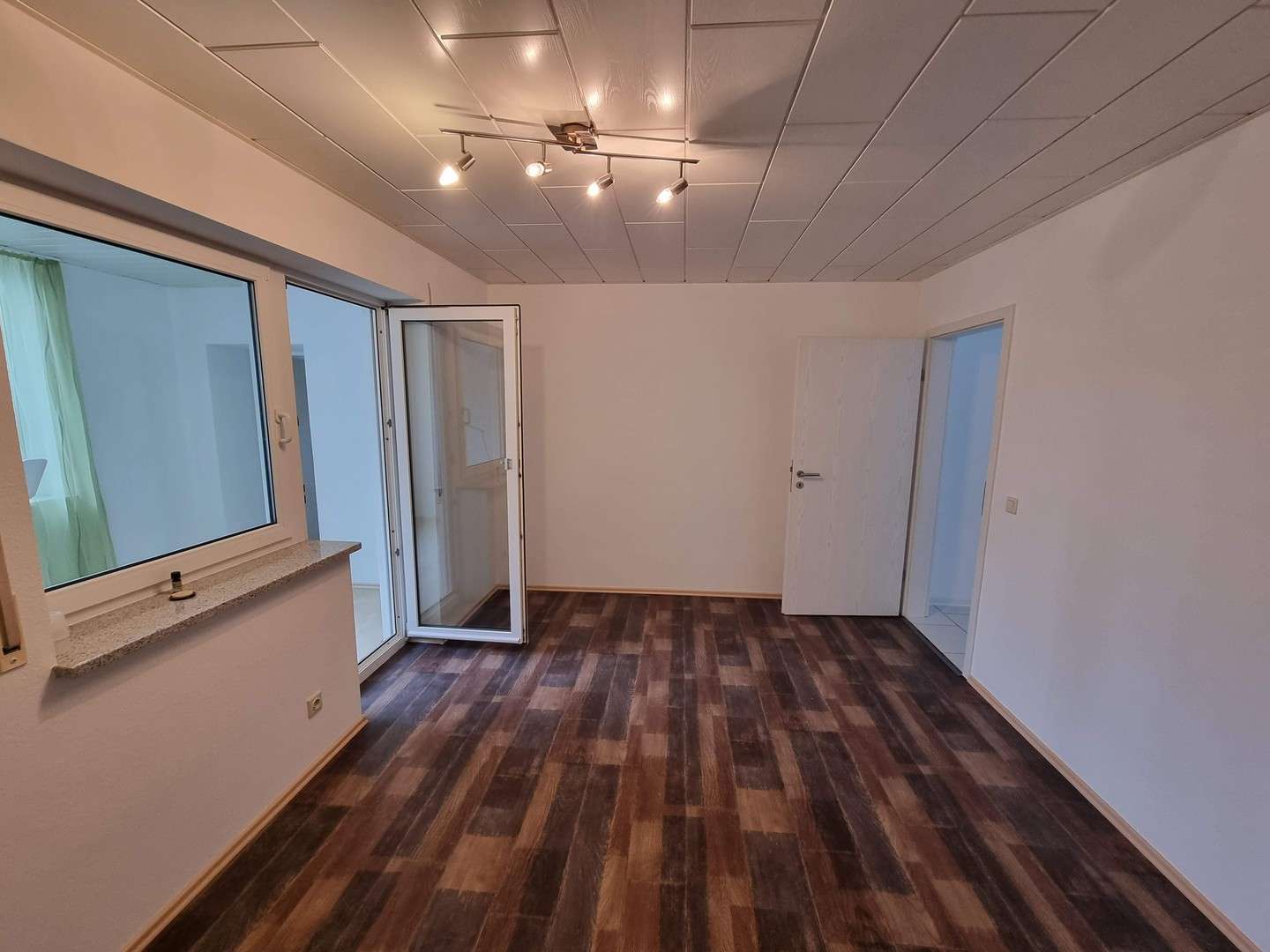 Immobilie in Burgrieden - 2-Zimmer Erdgeschosswohnung mit großem Wohnbereich, offener Küche und Garage - Bild 0