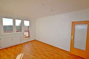Bezug sofort möglich! 3-Raum-Wohnung, Badewanne, Aufzug, Balkon, PKW-Stellplatz! – Am Rosengarten 29, 6526 Sangerhausen – Vorschaubild 1