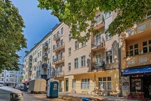 Perfekte Geldanlage in Bestlage am Boxhagener Platz! Vermietete 2-Zimmer-Altbauwohnung mit Balkon – Die vollständige Adresse der Immobilie erhältst du vom Anbieter., 10245 Friedrichshain, Berlin – Vorschaubild 1