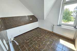 Gemütliche 2-Zimmer-Dachgeschosswohnung mit Dachterrasse im gepflegtem Altbau-Mehrfamilienhaus – Mönchengladbach – Vorschaubild 3
