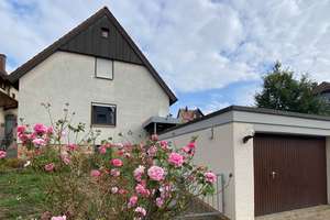 Einfamilien-Wohnhaus mit geräumiger PKW-Garage und schönem Gartengrundstück
