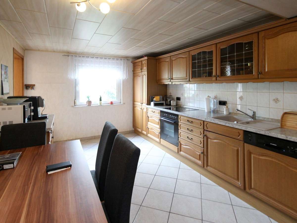 Immobilie in Kaltennordheim - Viel Platz auf dem Land: Wohnhaus mit großem Grundstück und sieben Garagen in Fischbach - Bild 0