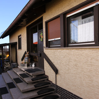 Wölfersheim: Großzügiges Zweifamilienhaus mit Pool, Gartenhaus & Ausbaupotenzial in Ortsrandlage