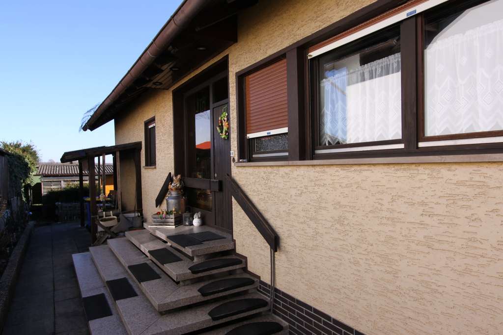 Immobilie in Wölfersheim - Wölfersheim: Großzügiges Zweifamilienhaus mit Pool, Gartenhaus & Ausbaupotenzial in Ortsrandlage - Bild 0