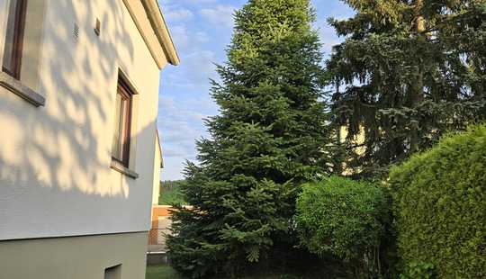 Bild von Zweifamilienhaus mit wunderschönem Garten, Doppelgarage und großem bebaubarem Grundstück
