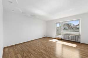 Traumhafte Penthouse-Wohnung mit Terrasse & EBK – ab sofort verfügbar – Reginfriedstraße 2, 81547 München – Vorschaubild 3