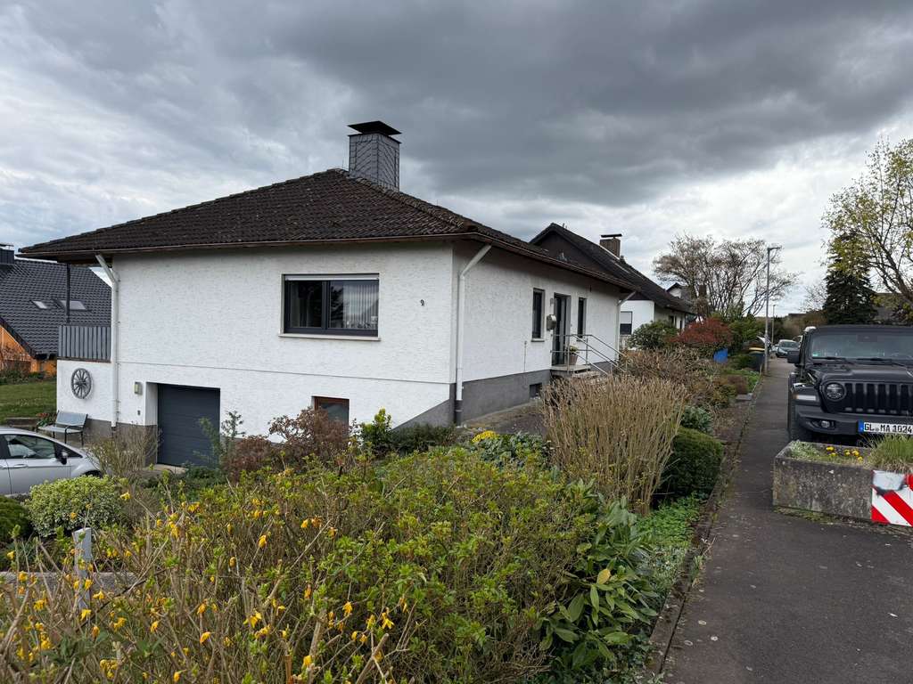 Immobilie in Weimar (Lahn) - Einfamilienhaus mit 4-5 Zimmern in Niederweimar - Bild 1