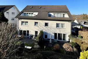 Helle Dachgeschosswohnung mit sonniger Loggia und Garage