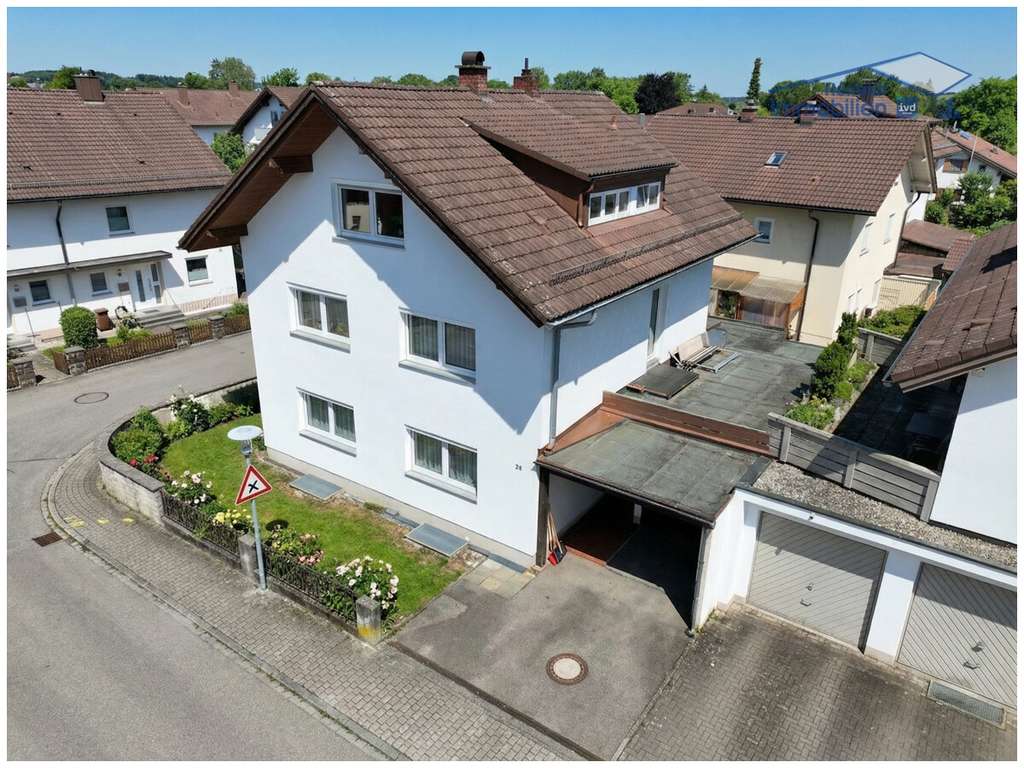 Immobilie in Marktoberdorf - Geräumiges Zweifamilienhaus mit Dachterrasse und viel Potenzial für Familien - teilrenoviert - Bild 1