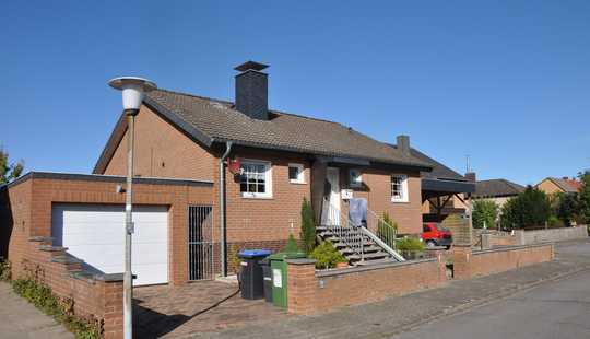 Bild von Bungalow mit Vollkeller, 2 x Garage, Großcarport und Klimaanlage in Peine-Woltorf