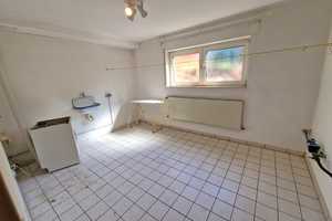 Zweifamilienhaus mit Traumgarten, 2 Garagen, Pool, ausgebautem Souterrain und schöner Aussicht – Wetteraukreis – Vorschaubild 18