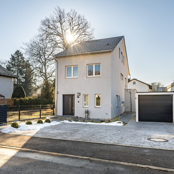 AIGNER - Neuwertige und großzügige Doppelhaushälfte in Familienfreundlicher Lage