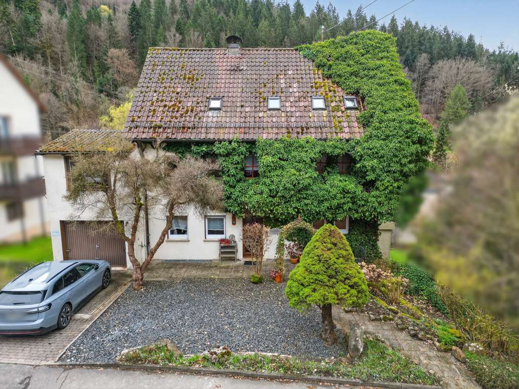 Immobilie in Höfen an der Enz - Familienglück trifft Potenzial: Wohnen, Gestalten, Vermögen aufbauen - Bild 0