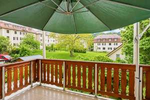 Charmante Altbauwohnung mit grünem Balkon & hohen Decken 