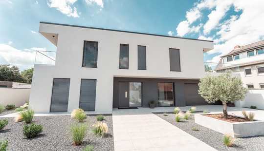 Bild von Moderne exklusive Villa mit Pool und separatem Pool-Haus (Room Tour nicht verpassen)
