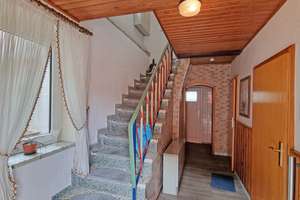 Renovierungsbedürftiges EFH mit Garage, Schuppen & Balkon – Die vollständige Adresse der Immobilie erhältst du vom Anbieter., 96465 Neustadt bei Coburg – Vorschaubild 2