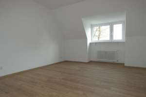*** Altbauflair in Schlossparknähe! Sanierte DG-Wohnung mit Duschbad! ***