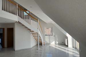 Helle 2,5-Zimmer Galerie-Wohnung mit Balkon und EBK in Nürnberg/Boxdorf für Single oder Paar