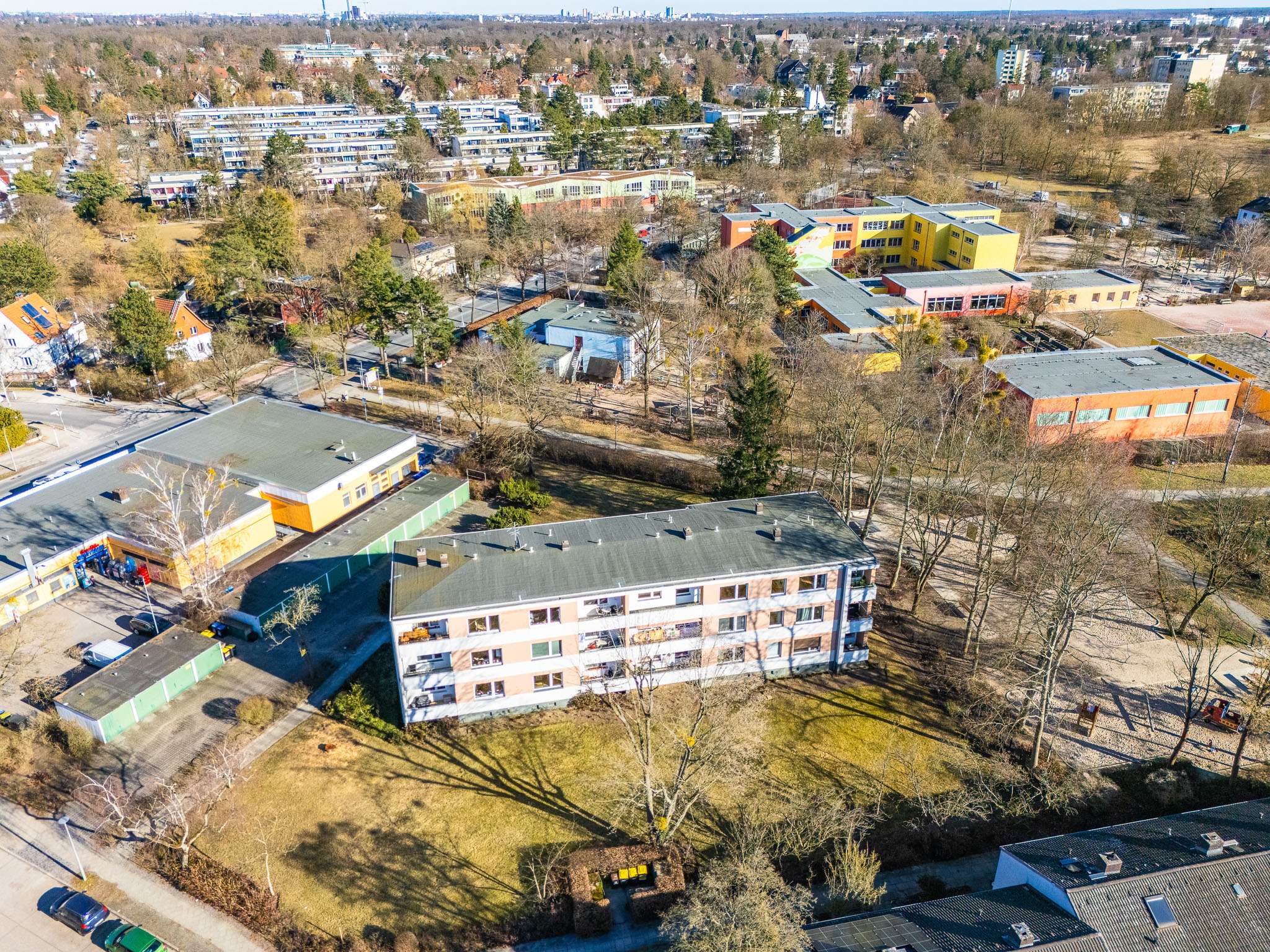 Bezugsfrei! 4 Zimmer mit Sonnigem Balkon. Renovierungsbedürftig, Berlin – Bild 3