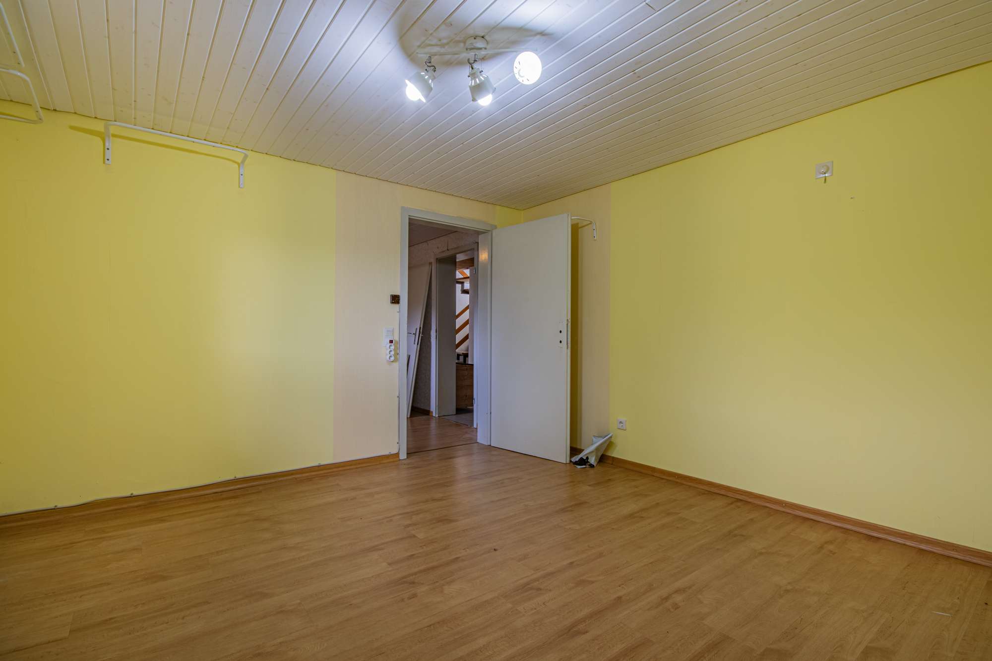 Immobilie in Weilheim - Zwei vielseitig nutzbare Doppelhaushälften mit großem Ausbaupotenzial in Weilheim - Heubach - Bild 0