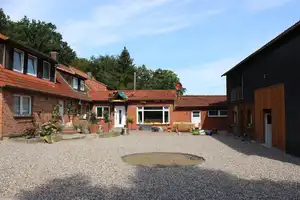 Ein Domizil in ruhiger Lage mit 3 Wohneinheiten, Pferdestall, Werkstatt und Padock – Segeberg (Kreis) – Vorschaubild 1