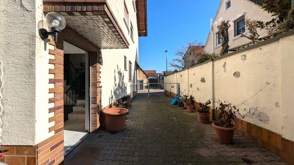 Immobilie in St. Leon-Rot - Reduzierung! 2-3 Familienhaus mit zusätzlicher Büroeinheit, Wintergarten, Garagen und Garten - Bild 1