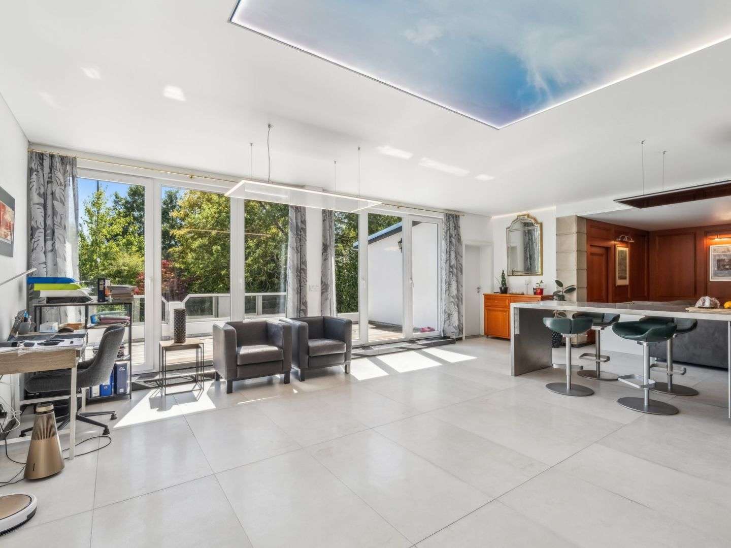 Immobilie in Hünstetten - Modernes ebenerdiges Haupthaus mit zusätzlichen 4 voll vermieteten Wohnungen in idyllischer Lage  - Bild 0