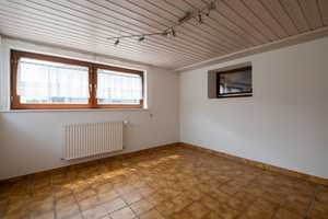 FÜR HOLZLIEBHABER! Freistehendes Einfamilienhaus mit großer Garage und schönem Garten
 – Ravensburg (Kreis) – Vorschaubild 44