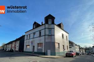 Planen Sie für Ihre Zukunft! MFH mit 6 Whg., 2 App., 2 Garagen und Nebengebäuden