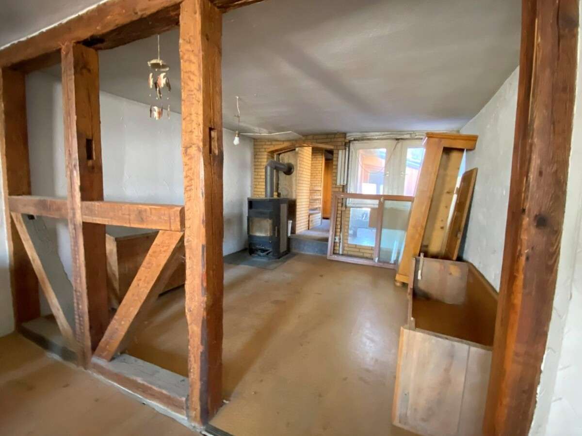 Doppelhaushälfte mit Wohnung, ausbaubarem Dach, ehemaligem Stall, Werkstatt und Gärtchen in Weiler, Heilbronn Kreis – Bild 1