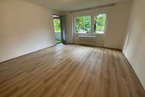 Schön geschnittene, frisch komplett sanierte 3-Zimmer-Wohnung  mit Balkon in der Schinnrainstraße 3