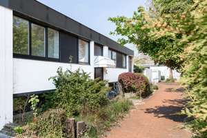 Günstige Gelegenheit - Renovierungsbedürftiges Reihenhaus in Bestlage von Bremen – Die vollständige Adresse der Immobilie erhältst du vom Anbieter., 28355 Oberneuland, Bremen – Vorschaubild 2