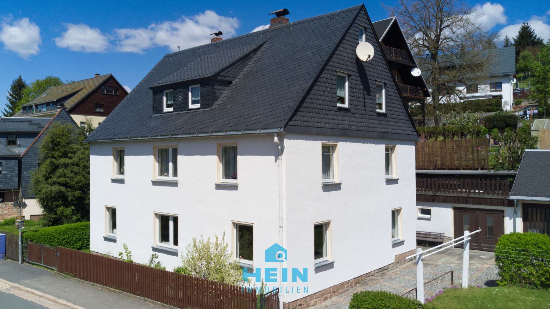 Leben, arbeiten, vermieten: Vielseitiges Wohnhaus mit Garagen und Dachterrasse, Erzgebirgskreis – Bild 2