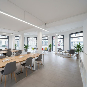 STOCK - frisch renoviert | Helle Fläche direkt am Südpark