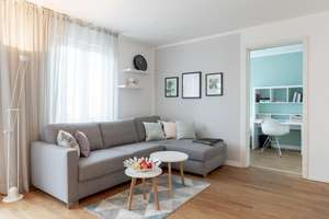 Stilvoll möblierte und helle 2-Zimmer-Wohnung mit Balkon und TG-Stellplatz in Bestlage – Schleißheimer Straße 162a, 80797 Neuschwabing, München – Vorschaubild 2