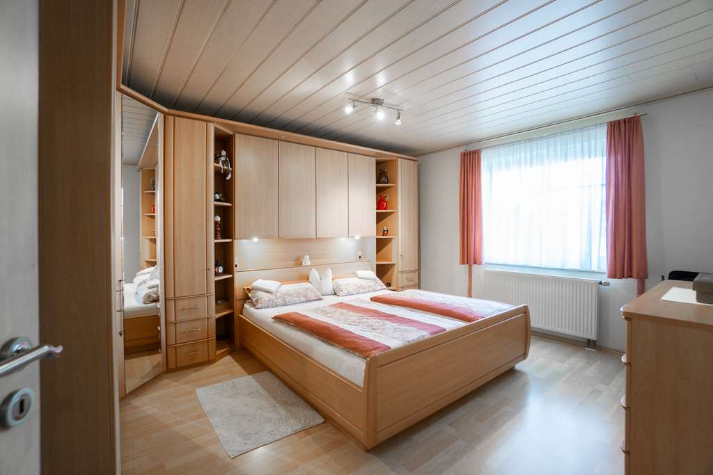 Immobilie in Mengen - Großzügig leben mit Weitblick - Zweifamilienhaus mit parkähnlichem Grundstück - Bild 3