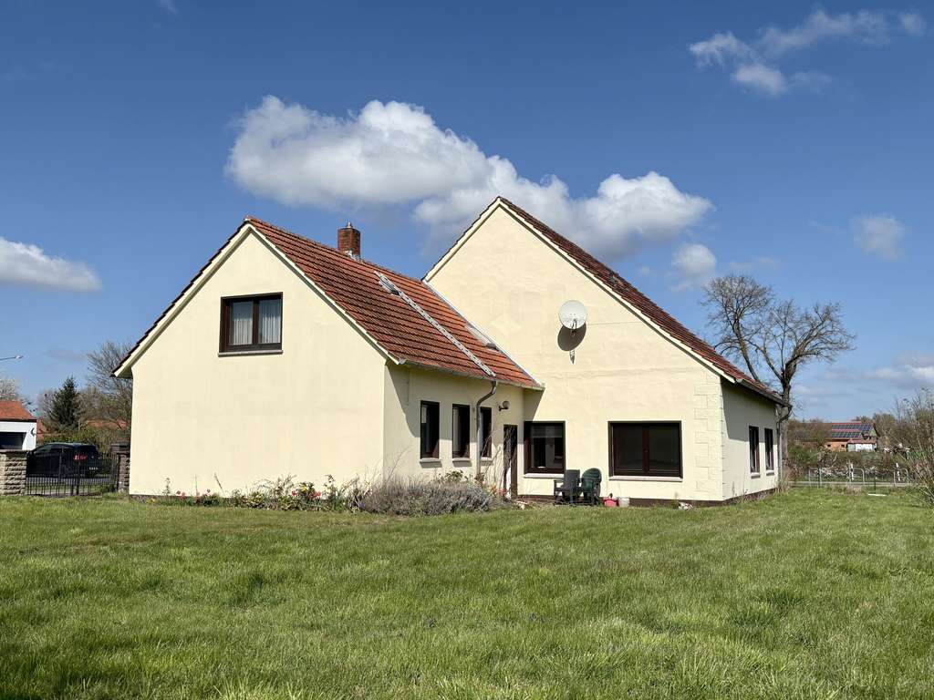 Immobilie in Minden - Wohnhaus mit ausbaufähigem Dachgeschoss & Blick auf das Wiehengebirge in Minden-Haddenhausen - Bild 0