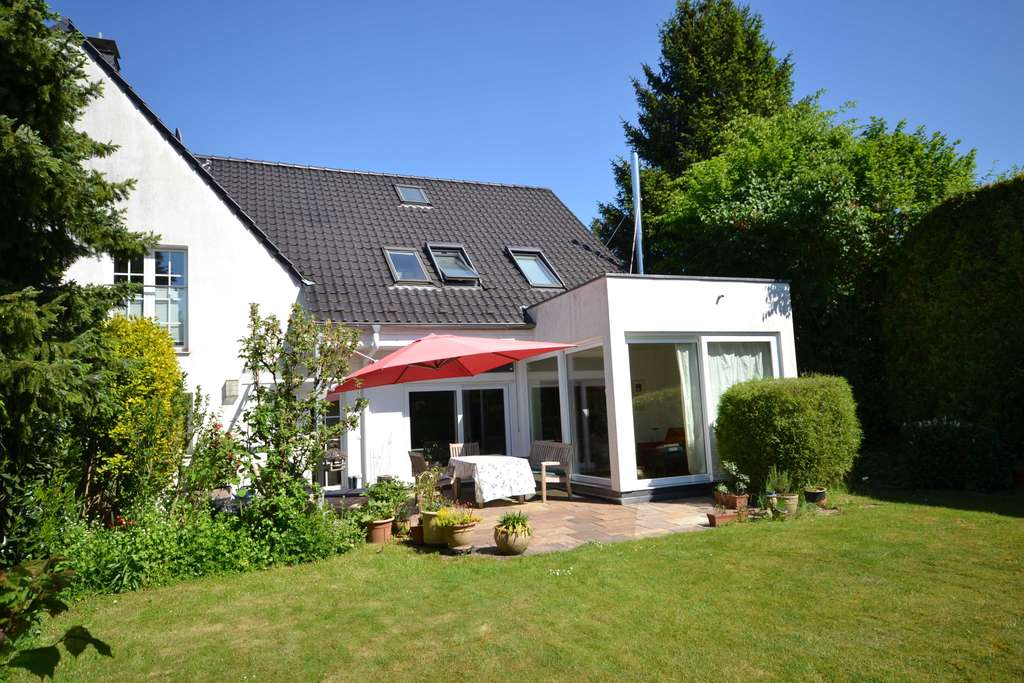 Sehr gepflegte Doppelhaushälfte als Einfamilienhaus mit schönem Garten und separatem Garagenhaus!